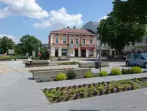 Sanok, H�user und Blumenbeet am Rynek Platz (17.06.2021)
