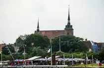 Die Rendsbuger Marienkirche vom Ahlmannskai in B�delsdorf aus gesehen. Aufnahme: 29. Juni 2021.