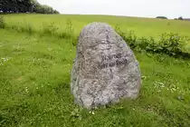 Ein Findling am Guly-Thing bei Stolteb�ll in Angeln. Der historische Thingplatz wurde von der Gemeinde 2003 etwas abseits der historischen Stelle rekonstruiert. Aufnahme: 7. Juni 2021.