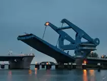 Der teilweise ge�ffnet Klappteil der Peenebr�cke Wolgast. (August 2021) 