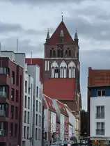 Blick auf den Turm der St. Marienkirche, die �lteste der drei gro�en Stadtkirchen in der Hansestadt Greifswald. (August 2021)