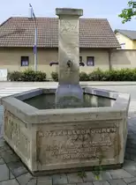 Eschbach im Markgr�flerland, der Rotl�ublebrunnen wurde 1985 im Ort aufgestellt, Juni 2021