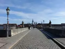 W�rzburg, Blick �ber die alte Mainbr�cke auf die Altstadt mit Dom (21.02.2021)