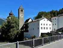 Susch im Unterengadin, Sur Punt 78, die alte Brauerei rechts des Kirchturms der reformierten Kirche. Seit dem 2. Januar 2019 Museum f�r zeitgen�ssische Kunst (Muzeum Susch) - 13.09.2019