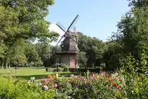 Im Kurpark Bad Zwischenahn steht unmittelbar in N�he des Zwischenahner Meer diese sch�ne restaurierte Windm�hle. Die Aufnahme entstand in der Sp�tsommer Bl�te am 31.08.2021.