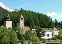 Susch im Unterengadin, alter Dorfteil. Links der Planta-Turm (Tuor Planta), rechts die reformierte Kirche. Oberhalb die Festungsruine Fortezza Rohan - 05.2017