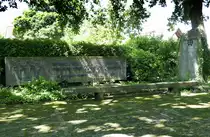 Mundingen, Denkmal f�r die Gefallenen der beiden Weltkriege auf dem Ortsfriedhof, Juni 2021