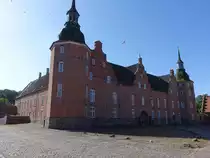 Bisserup, Schloss Holsteinborg, vierfl�geliger Renaissancebau, erbaut von 1598 bis 1649 (17.07.2021)