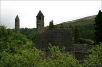 Glendalough - Der Rundturm (errichtet w�hrend der Winkingerinvasion um 1066) und die St. Kevin's Church aus dem 11. Jahrhundert.