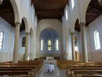 L�rrach, Innenraum der St. Bonifatius Kirche,  Altar aus Travertin von Bruno Knittel (30.03.2019)