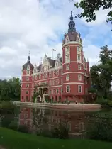 Bad Muskau, neues Schloss, erbaut von 1646 bis 1653 als barocke Dreifl�gelanlage, von 1864 bis 1866 im Neorenaissancestil umgestaltet (17.09.2021)