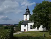 A�LAR/HESSEN BEI GIE�EN-EV. PFARRKIRCHE
Ein Ort der Ruhe auf einer Anh�he hoch �ber dem St�dtchen A�lar,Turm mit Schie�scharten aus dem 14. Jahrhundert,ummauerter Kirchhof bei der Kirche,am 12.9.2021