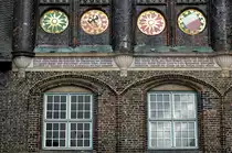 Detailaufnahme von der Schaufassade des L�becker Rathaus. Aufnahme: 20. August 2021.