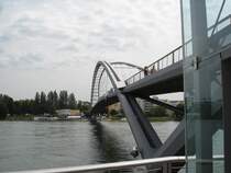 l�ngste freitragende Fussg�ngerbr�cke der Welt �ber den Rhein in 
Weil bei Basel,
Bogenspannweite 230m, 2007 er�ffnet,