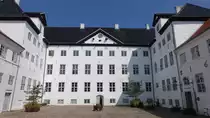 Schloss Dragsholm, dreifl�gelige Anlage erbaut 1697, seit 1970 Hotel (17.07.2021)