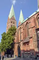 Die L�becker Markt- und Hauptpfarrkirche befindet sich auf dem h�chsten Punkt der L�becker Altstadtinsel, und ist Teil des Unesco-Welterbes L�becker Altstadt. St. Marien gilt als Mutterkirche der Backsteingotik und als ein Hauptwerk des Kirchbaus im Ostseeraum.Aufnahme: 20. August 2021.