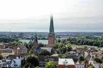 Hansestadt L�beck - Blick vom St. Petri Kirchturm in s�dlicher Richtung. Mitten im Bild ist der L�becker Dom zu sehen. Aufnahme: 20. August 2021.