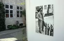 Ein Foto vom Autor G�nter Grass (1927-2015) im Hof des L�becker G�nter-Grass-Hauses. Das G�nter-Grass-Haus ist ein Geb�ude und Museum in der L�becker Altstadt, das dem literarischen, malerischen und plastischen Schaffen des Literaturnobelpreistr�gers G�nter Grass gewidmet ist, der im Alter bei L�beck lebte. Aufnahme: 21. August 2021.