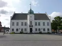 Maribo, Rathausgeb�ude am Torvet Platz, erbaut von 1856 bis 1857 im neugotischen Stil (18.07.2021)