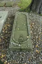 Liegender Grabstein auf dem J�dischen Friedhof in Gl�ckstadt an der Elbe. Der J�dische Friedhof  urde bereits 1622 angelegt, 1941 eingeebnet und nach 1945 teilweise wieder hergestellt. Der Friedhof ist somit einer der �ltesten in Schleswig-Holstein. Aufnahme: 22. September 2021.