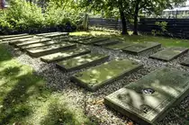 Liegende Grabsteine auf dem J�dischen Friedhof in Gl�ckstadt an der Elbe. Auf dem Friedhof befinden sich heute noch zahlreiche liegende Grabsteine sephardischer Juden aus dem 17. und 18. Jahrhundert. Bemerkenswert sind die Symbole in den liegenden Grabsteinen wie: Sanduhren, Totensch�del, gekreuzte Knochen, S�bel, Sternzeichen, Kelch der Leviten, segnende H�nde eines Kohen und weitere Symbole. Aufnahme: 22. September 2021.