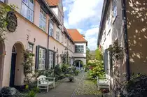 Im Herzen der L�becker Altstadt liegt der denkmalgesch�tzte F�chtingshof unterhalb der Katharinenkirche. Diente er fr�her als Wohnanlage f�r Kaufmanns- und Schifferwitwen, wurde der Hof in den 70er Jahren umgebaut und wird seitdem als gef�rderter sozialer Wohnungsbau genutzt. Aufnahme: 21. August 2021.