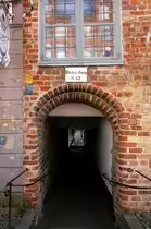 B�ckergang in der L�becker Engelsgrube. Der Gang bildet eine Verbindung zu L�ngreens Gang. Einer von L�beckschen Fremdenf�hrern gerne erz�hlten Legende nach musste lediglich die Grundvoraussetzung erf�llt sein, dass ein Sarg hindurchgetragen werden konnte. Die G�nge in der L�becker Innenstadt sind lediglich schmale Durchg�nge, die heutzutage nur noch gelegentlich die andere Stra�enseite des Quartiers erreichen. Aufnahme: 21. September 2021.