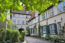Mitten auf der L�becker Altstadtinsel liegt der F�chtingshof in der Glockengie�erstra�e in unmittelbarer N�he der Katharinenkirche.
Diente er fr�her als Wohnanlage f�r Kaufmanns- und Schifferwitwen, wurde der Hof in den 70er Jahren umgebaut und seitdem als gef�rderter sozialer Wohnungsbau betrieben. Aufnahme: 21. August 2021.
