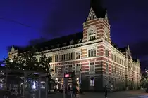 Das Geb�ude der Hauptpost in Erfurt direkt am Anger gelegen, wird nachts sehenswert illuminiert, so auch am 06.08.2021