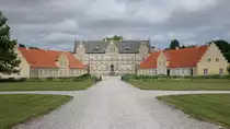 Schloss Lungholm, erbaut von 1853 bis 1856 nach Pl�nen von L. Winstrup, Seitenfl�gel erbaut im 17. Jahrhundert (18.07.2021)