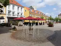 Nykobing, Brunnen und H�user am Hauptplatz Torvet (18.07.2021)