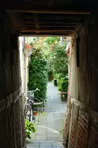 Garbereiter Gang, Engelsgrube 77, L�beck. Benannt nach dem alten Handwerker �Garbereiter�. Dieses war ein Nebengewerbe des Fleischerhandwerks. Die Br�her, Sulzer, Garbereiter oder Garbrater brieten und kochten ausgesucht gute Fleischst�cke und verkauften andere Delikatessen. Aufnahme: 21. August 2021.