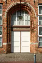 Eingangst�r zum Haus Hansestadt Danzig an der L�becker Engelsgrube.Das Museum Haus Hansestadt Danzig befindet sich in L�beck in der Engelsgrube in einem Backsteingeb�ude vom Ende des 13. Jahrhunderts. Das Museum wurde 1981/1982 durch den Danziger F�rderkreis e. V. eingerichtet. Das Museum vermittelt durch die Anordnung und die Ausgestaltung der R�ume sowie durch die Ausstellungsst�cke einen Eindruck von der Kultur Danzigs und der Danziger Region bis zum Ende des Zweiten Weltkriegs.
Aufnahme: 21. August 2021.