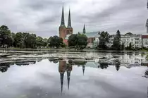 L�becker Dom mit dem M�hlenteich. Die Kircht�rme sind in der realen Welt schief und nicht nur auf dem Foto. Aufnahme: 22. August 2021.