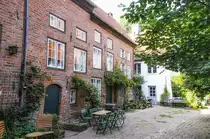 Qualmanns Gang, Engelsgrube 32, L�beck. Der Name geht vermutlich auf den Weinh�ndler Dirick Qualmann, oder wahrscheinlicher auf dessen Sohn Christian Dietrich Qualmann – Besitzer der Weinhandlung Zum Helm am Koberg, zur�ck. 
Aufnahme: 21. August 2021.