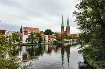 L�beck an der Obertrave - die T�rme des L�becker Dom spiegeln sich im Wasser. Aufnahme: 22. August 2021.