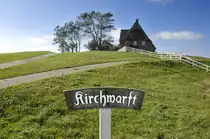 Blick auf Kirchwarft auf der Hallig Hooge im Nordfriesisichen Wattenmeer. Aufnahme: 4. Oktober 2021.