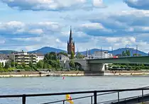Bonn-Beuel - Rhein - Kennedybr�cke und die St. Josef Kirche. Im Hintergrund das Siebengebirge. 24.08.2021