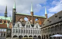 Das L�becker Rathaus an der Nord- und Ostseite des Marktes. Aufnahme: 20. August 2021.