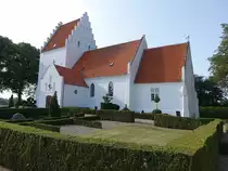 �nslev, evangelische Kirche, erbaut aus Backsteinen und wei� gekalkt (18.07.2021)