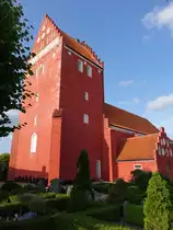 N�rre Vedby, evangelische Dorfkirche, hochgotisches Langhaus, erbaut im 14. Jahrhundert, Kirchturm und Waffenhaus 15. Jahrhundert (18.07.2021)