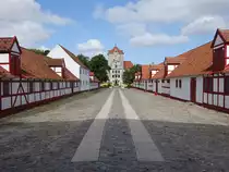 Wirtschaftsgeb�ude und Turm von Schloss Gjorslev, erbaut um 1400 (19.07.2021)