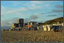 Trotz sch�nem Sommerwetter sind am Abend des 02.07.2021 nur wenige Menschen am Strand von Westerland. Deutlich dominiert das Neue Kurzentrum die Siluette von der Inselhauptstadt.