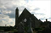 Klostersiedlung Kilmacduagh - Kathedrale und Rundturm werden von einem Friedhof umgeben. Irland Co. Galway in der N�he von Gort.