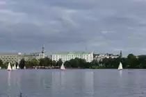 Au�enalster mit Hotel Atlantic in Hamburg am 13.09.2021. 