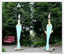 Die Schwestern 'Sisters' Ewe create - Gallerie und Skulpturengarten bei Glengariff, Irland Co. Cork. Eine tolle Sache. Die K�nstler pr�sentieren auf dem gro�z�gigen Gel�nde viele, wirklich kreative Kunstwerke... �berwiegend aus Recycling-Materialien. 
