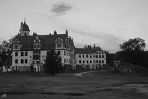 Schloss Basedow von S�dosten aus gesehen. (August 2014)