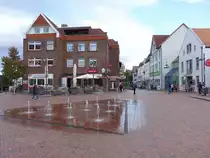 Barsinghausen, Brunnen und H�user am Marktplatz (06.10.2021)