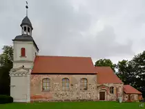 Die urspr�nglich gotische Dorfkirche Weitendorf wurde Ende des 18. Jahrhunderts zu einer sp�tbarocken Kirche umgebaut. (August 2013)