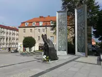 Swidnica / Schweidnitz, Denkmal f�r Pabst Johannes Paul II. am Plac Jana Pawla II. (11.09.2021)